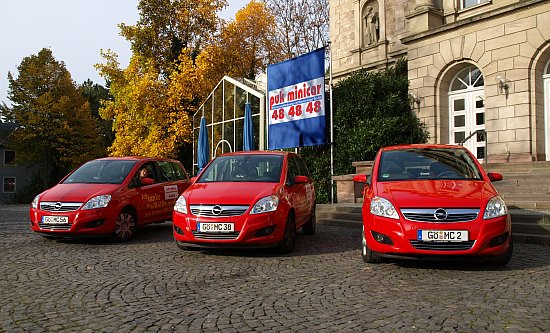 Einige unserer Erdgas-Wagen vor dem Deutschen Theater.